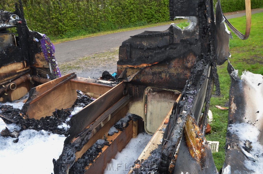 Wohnmobil ausgebrannt Koeln Porz Linder Mauspfad P056.JPG - Miklos Laubert